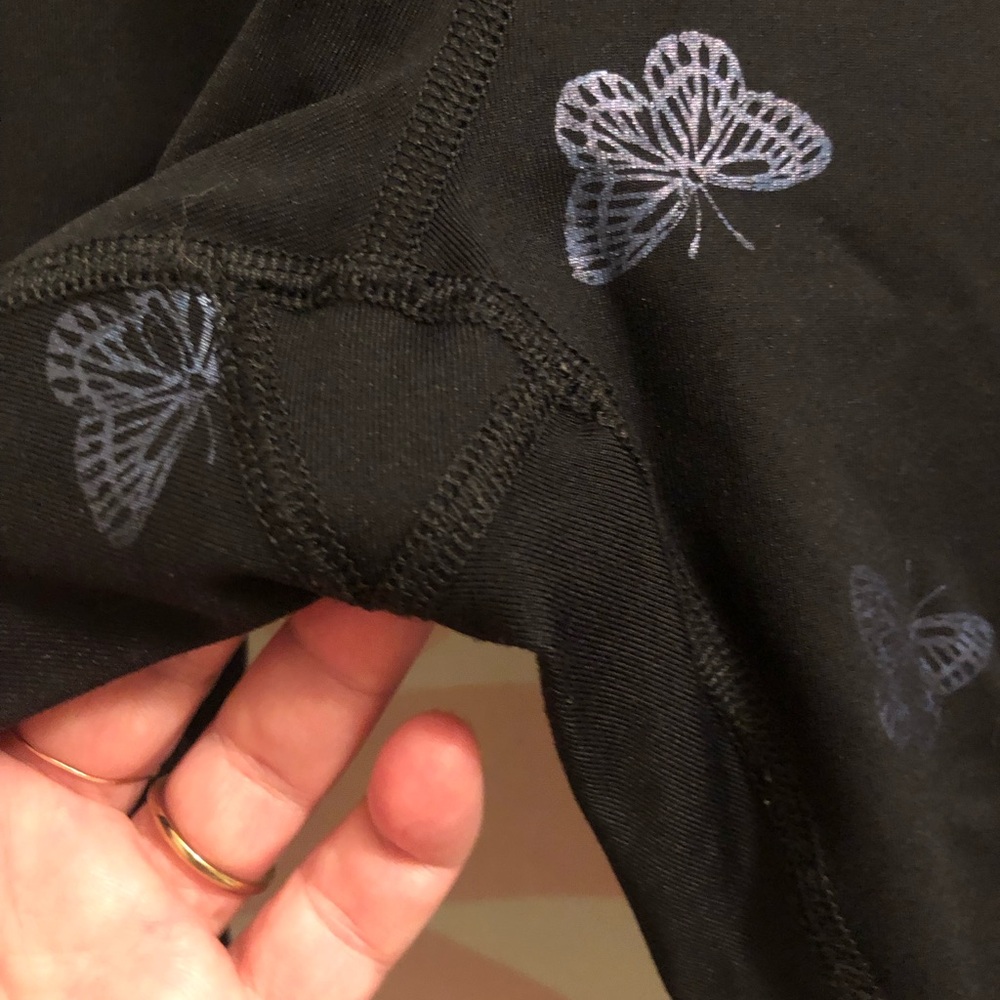 ๐ BEYOND YOGA BLK LEGGINGS W/ METALLIC BUTTERFLY PRINT- 2X! ๐ - Picture 12 of 13